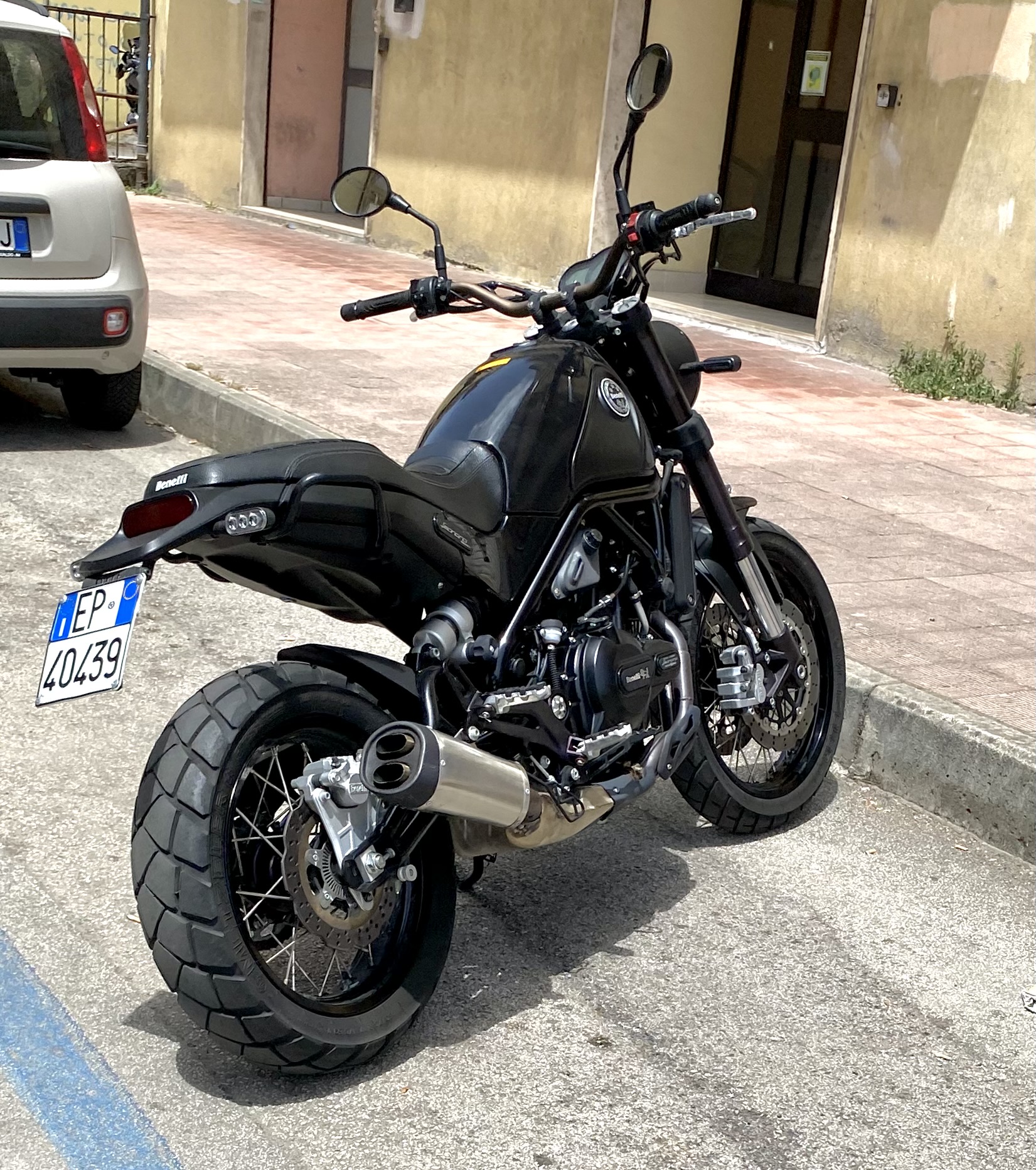 Benelli Leoncino 500: ficha completa, precio y coste anual
