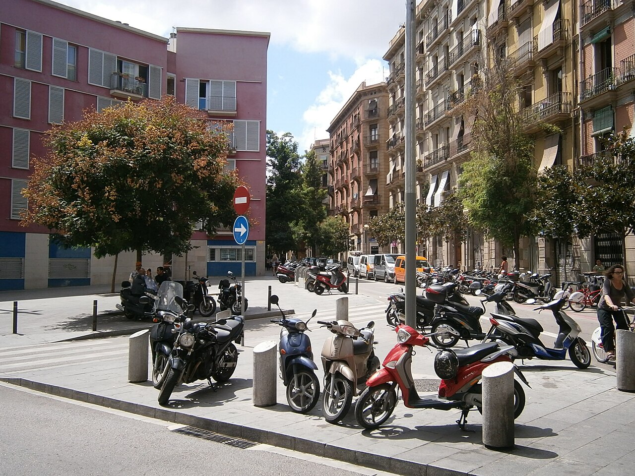 Motos y scooters aparcados en el Raval, Barcelona