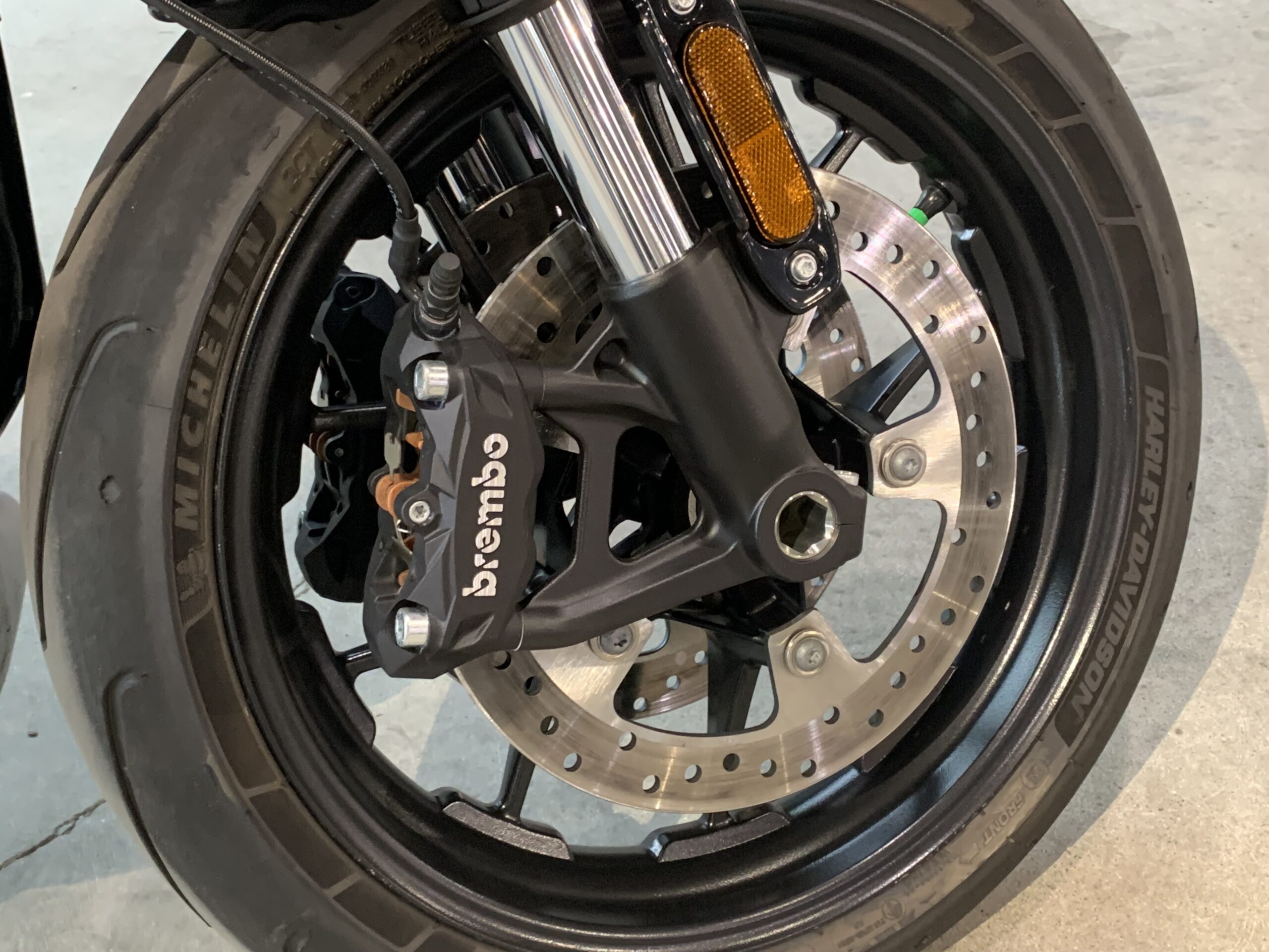 Detalle del freno delantero de una moto
