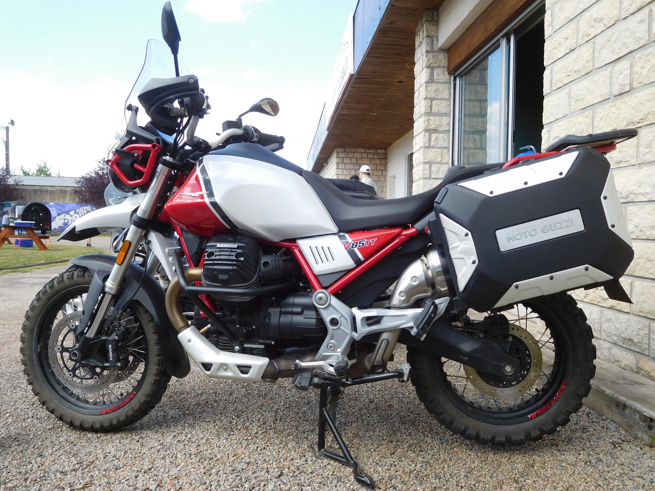 Moto Guzzi V85 TT: ficha completa, precio y coste anual