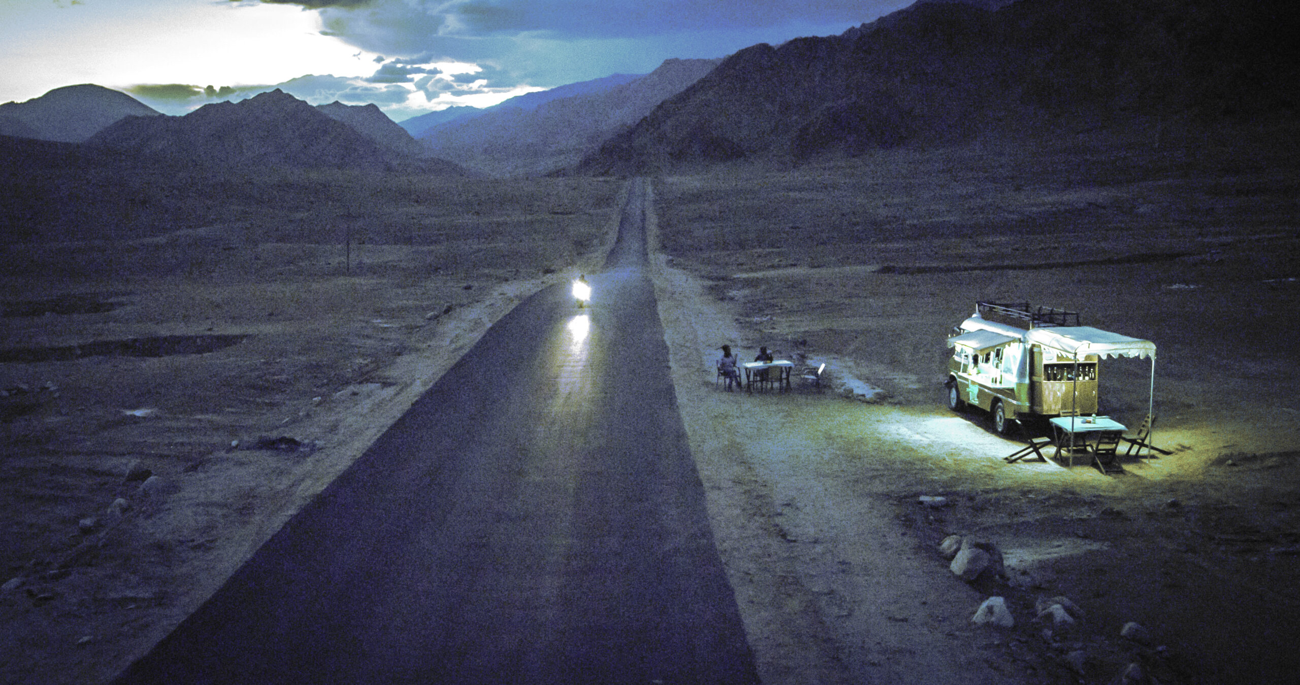 Carretera de noche con poca iluminación