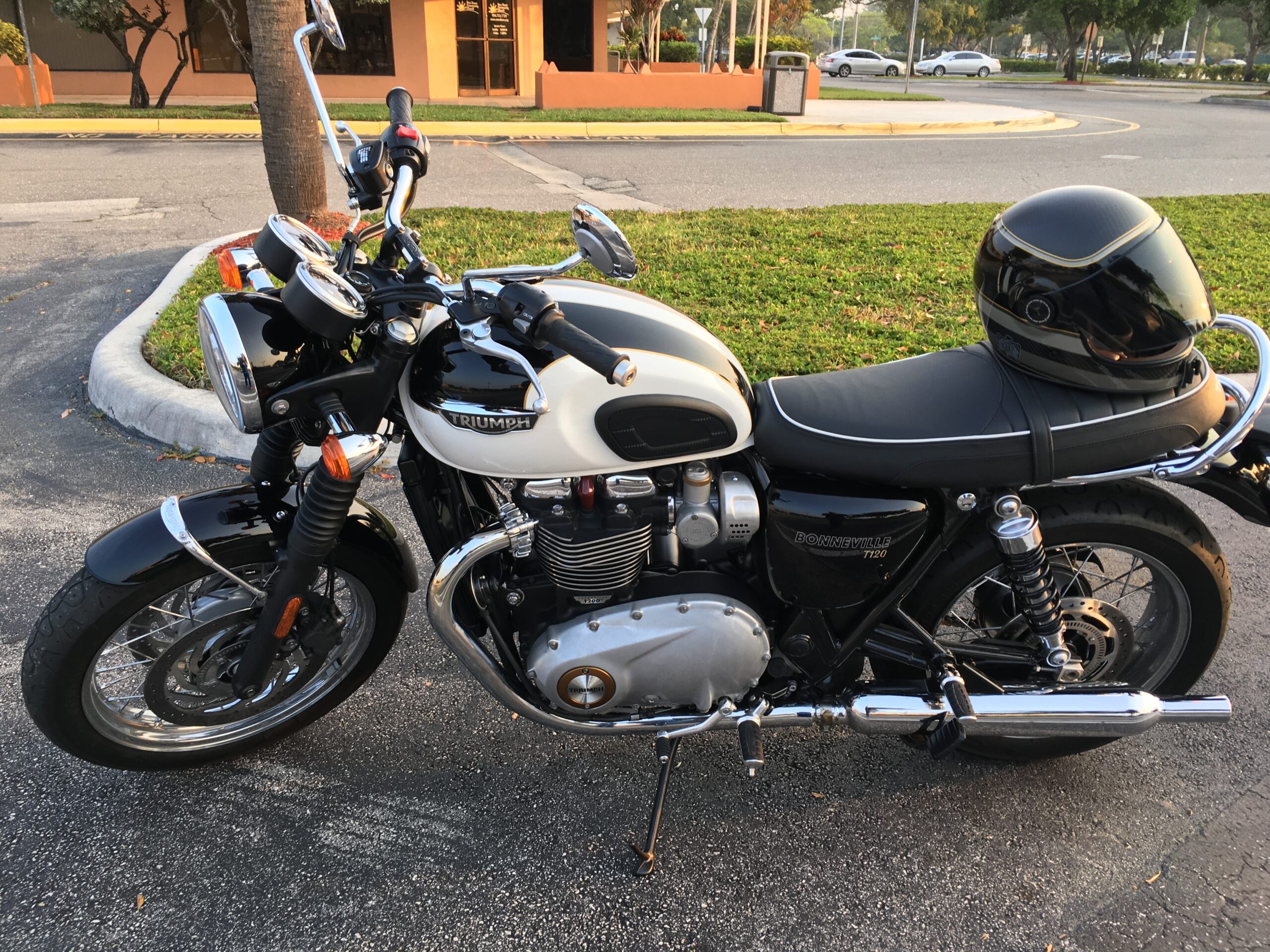 Triumph Bonneville T120: ficha completa, precio y coste anual