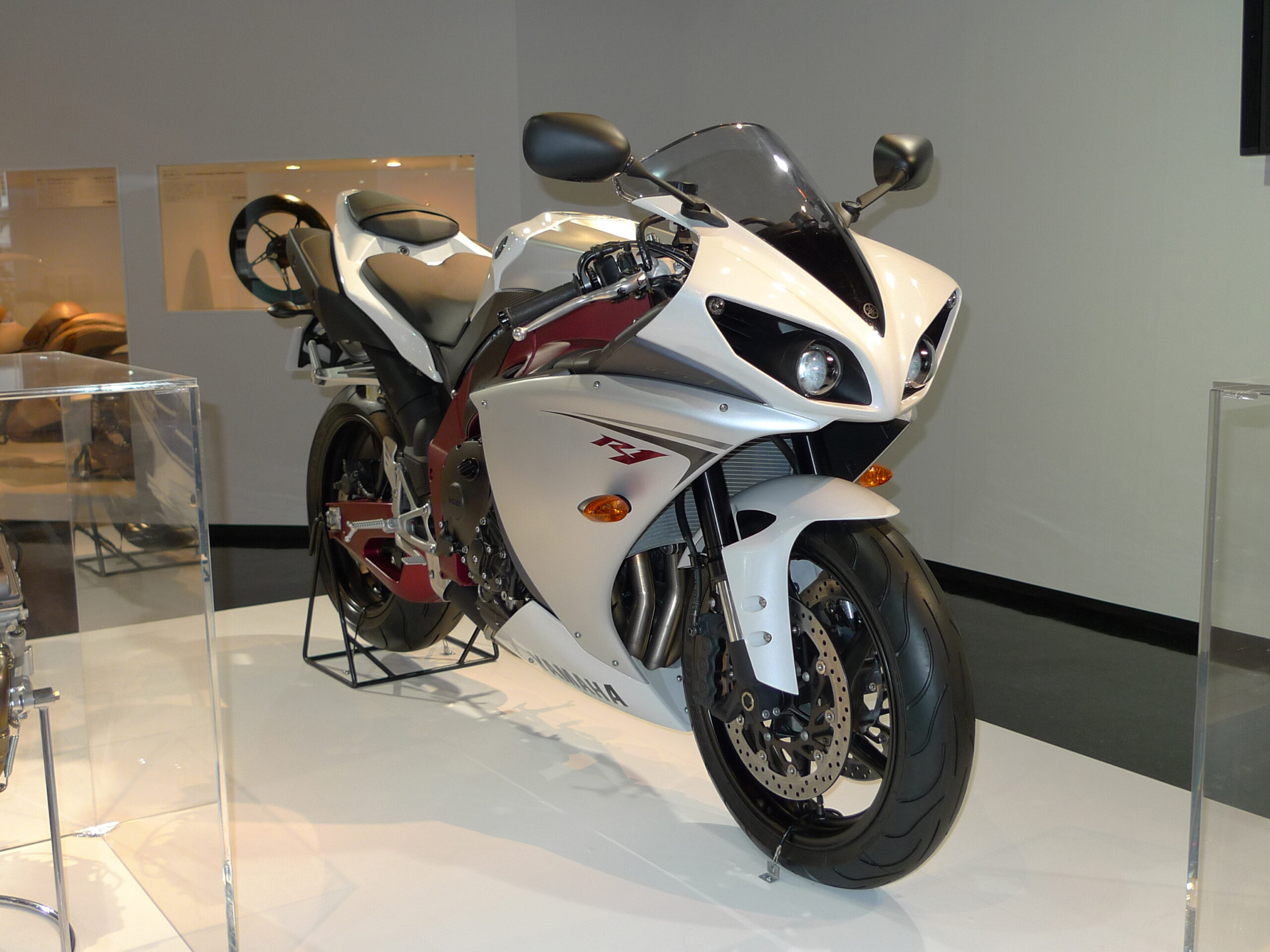 Yamaha YZF-R1: ficha completa, precio y coste anual